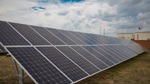 După aproape 1 900 de centrale solare, ANRE strânge șurubul: reguli mai dure de securitate