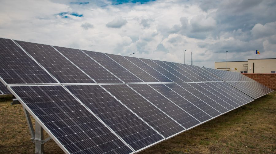După aproape 1 900 de centrale solare, ANRE strânge șurubul: reguli mai dure de securitate