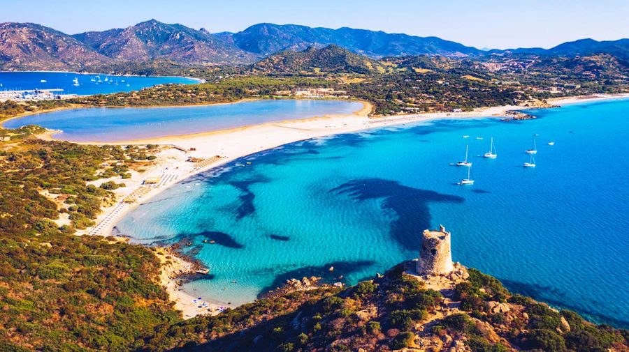 Visezi la o casă pe insulă? Sardinia îți oferă 15 mii de euro pentru a o cumpăra