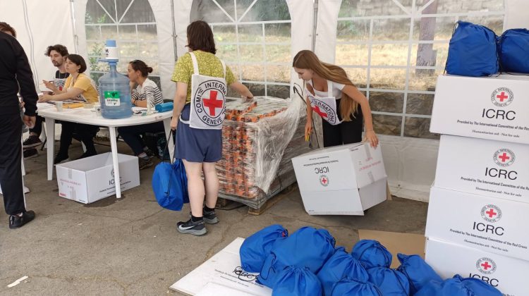 (VIDEO) Comitetul Internațional al Crucii Roșii a distribuit ajutoare umanitare pentru refugiații din Ucraina