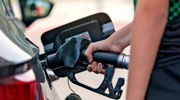 Creștere semnificativă a prețurilor la carburanți din cauza majorării cotațiilor bursiere și a tensiunilor geopolitice