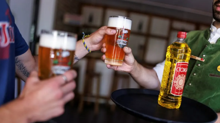 (VIDEO) Un pub din Germania oferă o sticlă de bere în schimbul unui litru de ulei de gătit