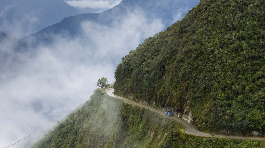 (FOTO) Cel mai periculos drum din lume. Pe cât de spectaculos e, pe atât de primejdios