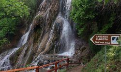 (FOTO) Cascada spectaculoasă din România a cărei apă nu îngheață niciodată. Legenda îi atrage și pe turiștii străini