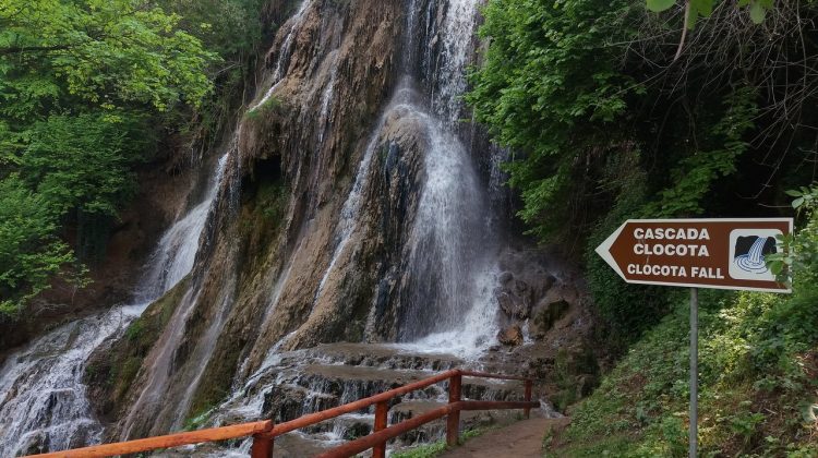 (FOTO) Cascada spectaculoasă din România a cărei apă nu îngheață niciodată. Legenda îi atrage și pe turiștii străini
