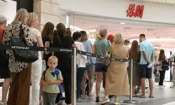 (VIDEO) Cozi uriașe la magazinele H&M de la Moscova. Retailerul de modă îşi vând stocurile rămase