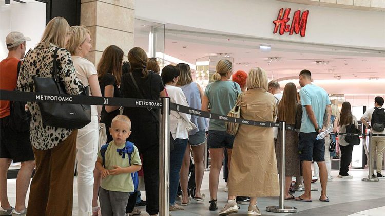 (VIDEO) Cozi uriașe la magazinele H&M de la Moscova. Retailerul de modă îşi vând stocurile rămase