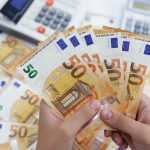 Populația „hrănește” piața valutară. Moldovenii au adus peste 300 mil. euro într-o lună