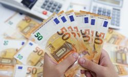 Moldovenii s-au înghesuit la casele de schimb să vândă euro și dolari