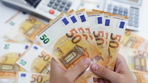 Moneda europeană se clatină: euro scade la minimul ultimilor doi ani