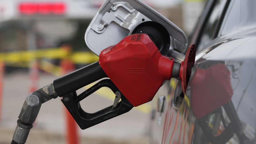 Benzina se scumpește, motorina se ieftinește! Prețurile anunțate de ANRE pentru 28 octombrie