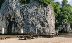 (FOTO) Plaja secretă din România care arată ca în Thailanda. Se află la poalele munților, departe de ochii curioșilor