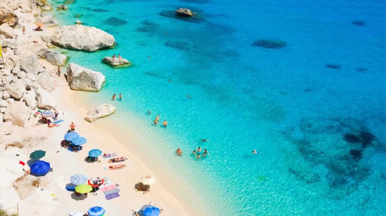 Amenzi de mii de euro pentru turiștii care au furat nisip de pe plajele din Sardinia. L-au ascuns în bagaje