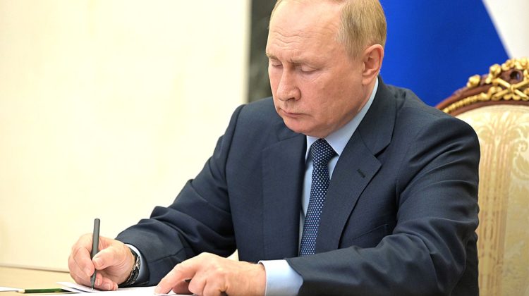 Putin vrea să modifice legea pentru a putea retrage pașapoartele cetățenilor ruși care critică războiul