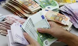 Moldovenii își țin dolarii și euro la ciorap. Au vândut cu echivalentul a 5,3 milioane de dolari mai puțin