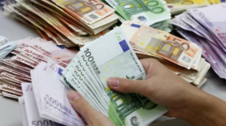Undă de șoc pe piața valutară din Moldova! 144 de euro în loc de 100 de euro pentru același volum de mărfuri
