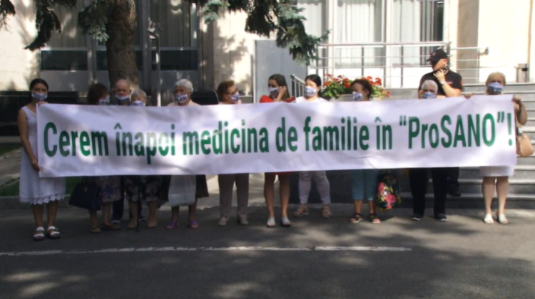 VIDEO „Am rămas fără lucru!”. Protest la Guvern, medicii de la „Pro Sano” cer să li se permită să activeze