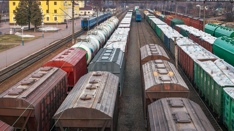 Locomotivele moldovenești s-au împotmolit în cerealele ucrainenilor. Ambuteiaje kilometrice de vagoane