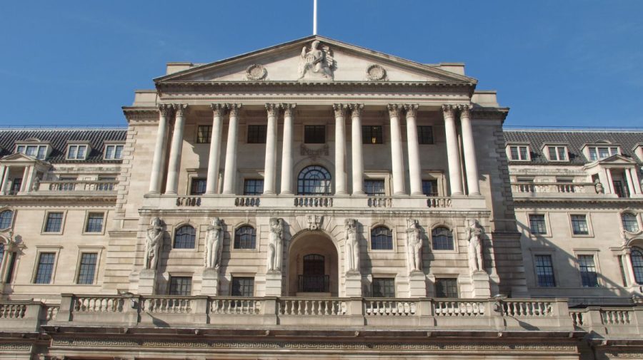 Banca Angliei dă totul pentru a învinge inflaţia şi majorează dobânda la 2,25% în ciuda unei recesiuni