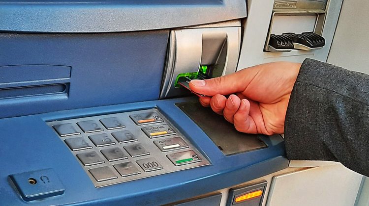 În luna august moldovenii au scos mai mulți bani din bancomate