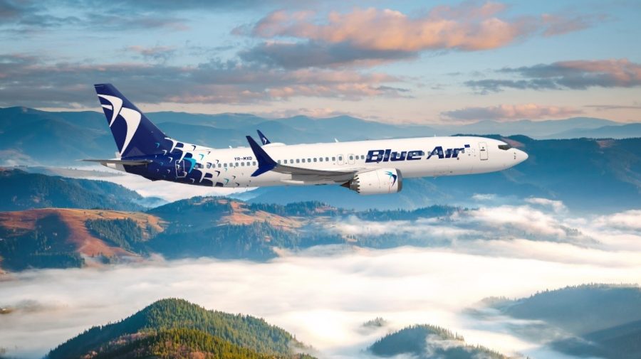 Clienții Blue Air cu zboruri anulate își vor putea recupera banii doar dacă compania va fi cumpărată de alți acționari