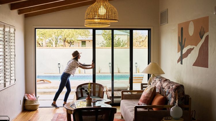 Gazdele Airbnb cer oaspeților să spele cearșafurile și să tundă gazonul chiar dacă achită taxa de curăț