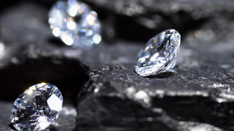 Diamantele din Rusia încă ajung în UE, în ciuda sancțiunilor de amploare aplicate Rusiei