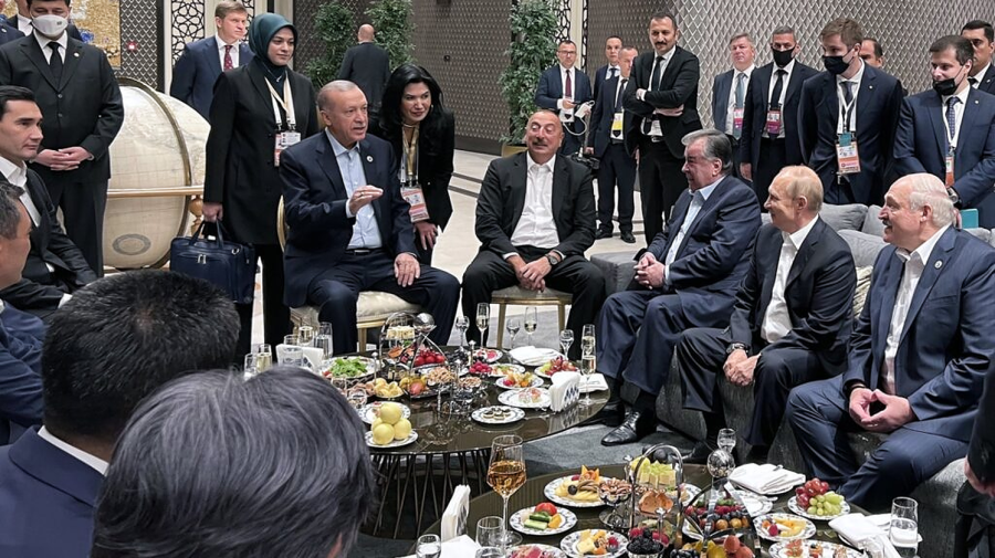 Imaginea care dezvăluie ierarhia puterii. Putin, înghesuit pe o canapea, privind cu respect la sultanul Erdogan