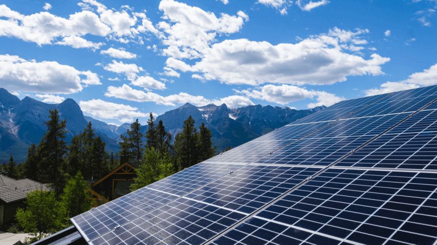 Zeci de mii de panouri fotovoltaice stau nefolosite în depozitele din Europa