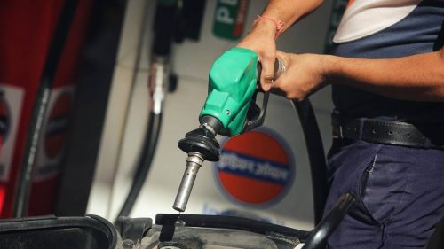 Motorina ar putea deveni mai scumpă decât benzina în câteva zile, avertizează Ioniță