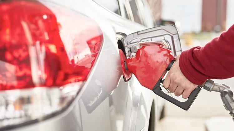 Franţa acordă o reducere de 0,30 euro pe litru la prețul carburanților