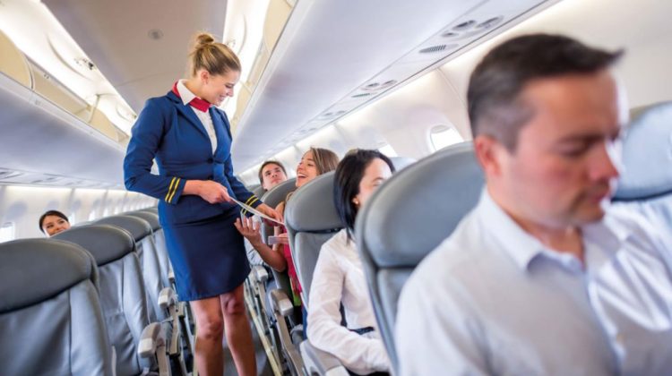 Zece secrete bine păstrate de însoțitorii de bord din avioane