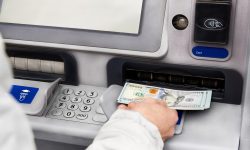 Un bancomat din Scoția oferea „bani gratis”. Cât primeau cei care s-au îmbulzit