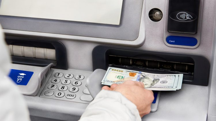 Un bancomat din Scoția oferea „bani gratis”. Cât primeau cei care s-au îmbulzit