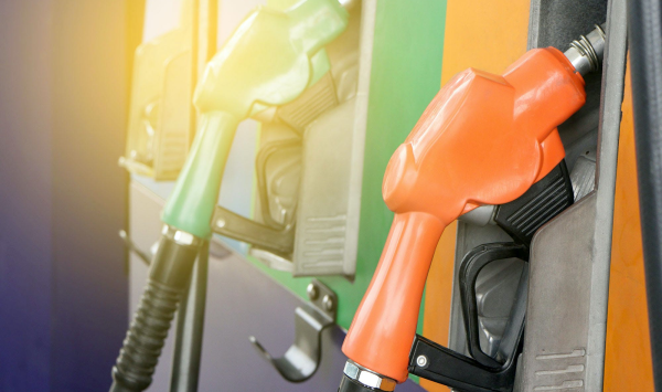 Carburanții se ieftinesc: benzina ajunge la 29,39 lei, motorina va costa 31,42 lei