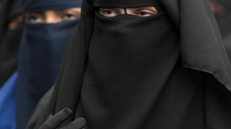 Persoanele care poartă vălul islamic în public vor fi amendate cu 1.030 de euro în Elveția