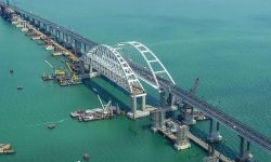 Rușii se grăbesc să refacă legătura cu Peninsula Crimeea. Redeschid traficul rutier pe podul avariat