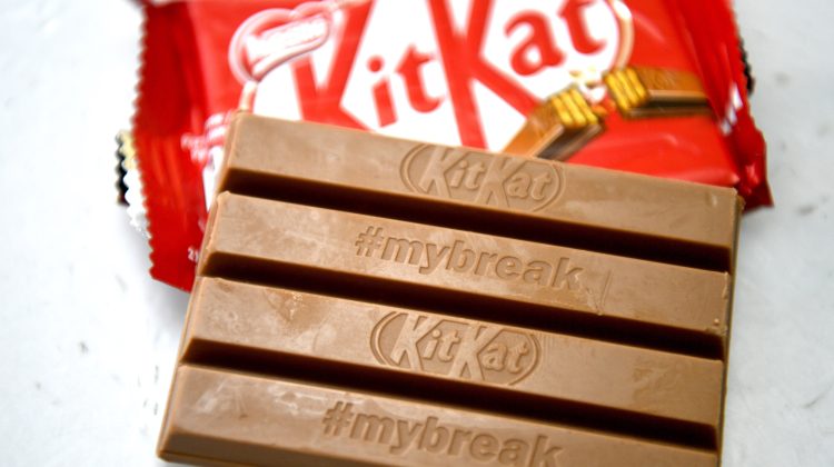 (VIDEO) Din ce sunt făcute batoanele KitKat? Oamenii vor rămâne surprinși când vor afla