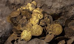 44 de monede de aur ascunse în urmă cu aproape 1400 de ani au fost găsite într-un zid