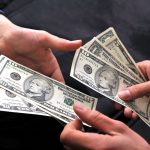 Corupție de 400 mii de dolari! Procuror și oameni ai legii, încătușați de CNA