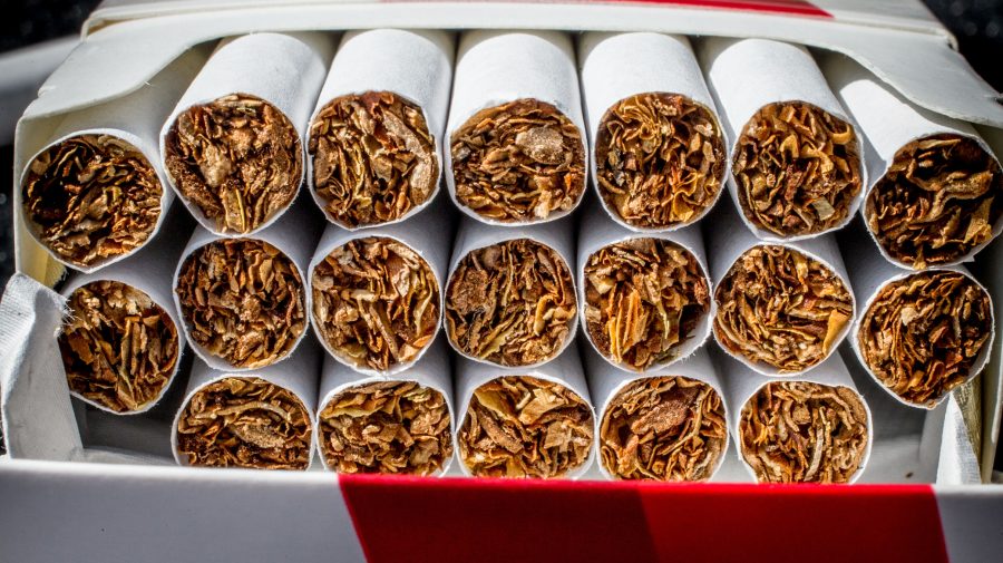 Guvernul vrea accize la tutun ca în UE, până în 2025. Experiența statelor europene în care contrabanda a explodat