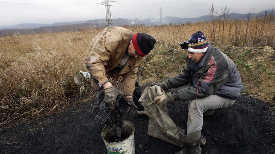 În Polonia, cărbunele se scoate direct din grădină. O afacere ilegală pentru care unii polonezi și-au lăsat meseriile