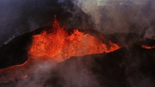(FOTO) Cel mai mare vulcan activ din lume erupe în Hawaii pentru prima dată în ultimii 40 de ani