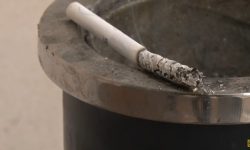 (VIDEO) Continuă să fumeze, în pofida măsurilor antitutun. Ce i-ar putea convinge pe fumători să renunțe la țigări