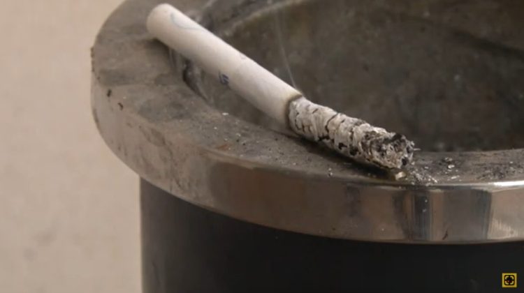 (VIDEO) Continuă să fumeze, în pofida măsurilor antitutun. Ce i-ar putea convinge pe fumători să renunțe la țigări