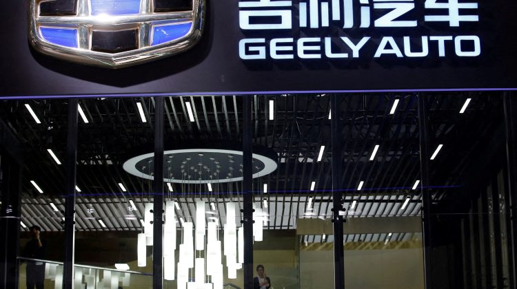 Chinezii de la Geely preiau 50% din noua divizie de motoare a Grupului Renault