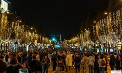 (FOTO) Parisul aprinde luminițele de sărbători pe Champs-Élysées. Din cauza crizei nu vor străluci toată noaptea