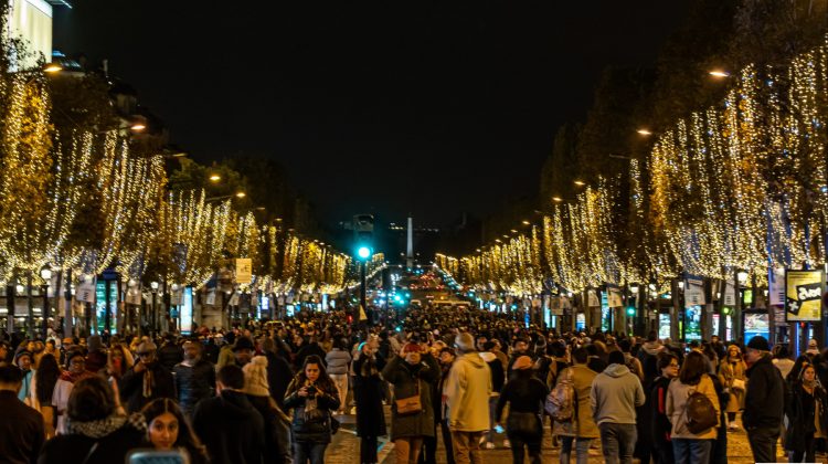 (FOTO) Parisul aprinde luminițele de sărbători pe Champs-Élysées. Din cauza crizei nu vor străluci toată noaptea