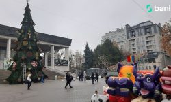 (FOTO) Primul târg de Crăciun din Chișinău se deschide în această săptămână. Unde este amenajat „Sătucul de Iarnă”