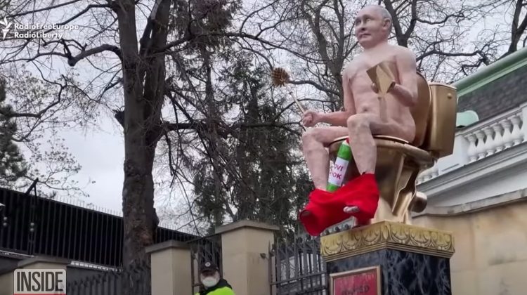O statuie care îl înfățișează pe Putin gol, așezat pe o toaletă aurie, a fost scoasă la licitație